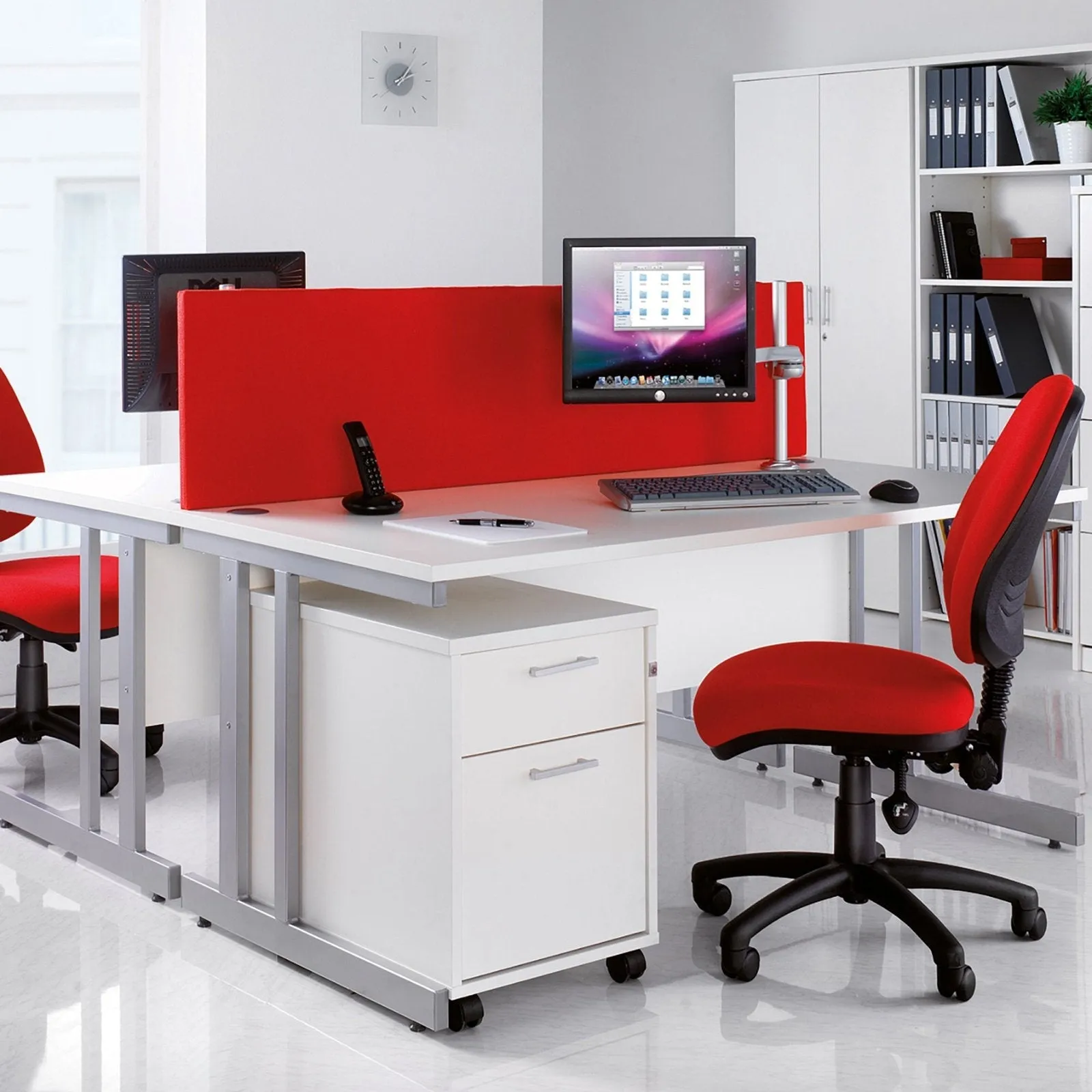 Momento cantilever leg left hand ergonomic desk